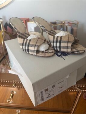 Burberry Beige Check heels